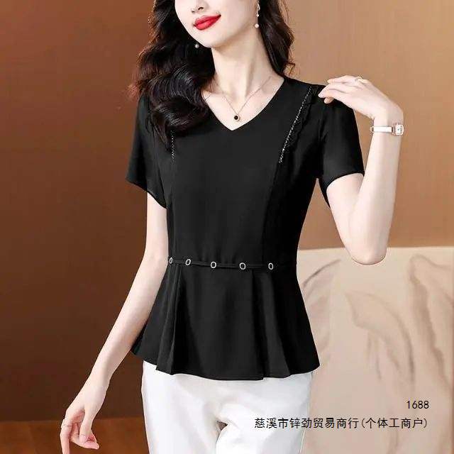 2026 New Summer Solid Color Short-Sleeve T-Shirt for Plus Size Women, V-Neck Top, Stylish and Elegant