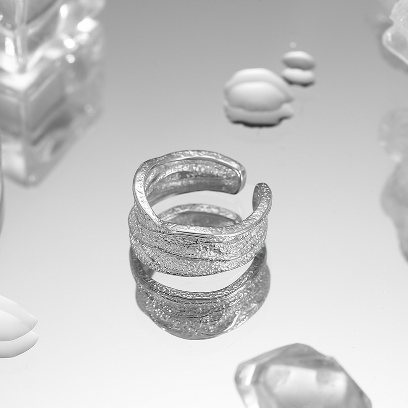 Small design wavy matte ring