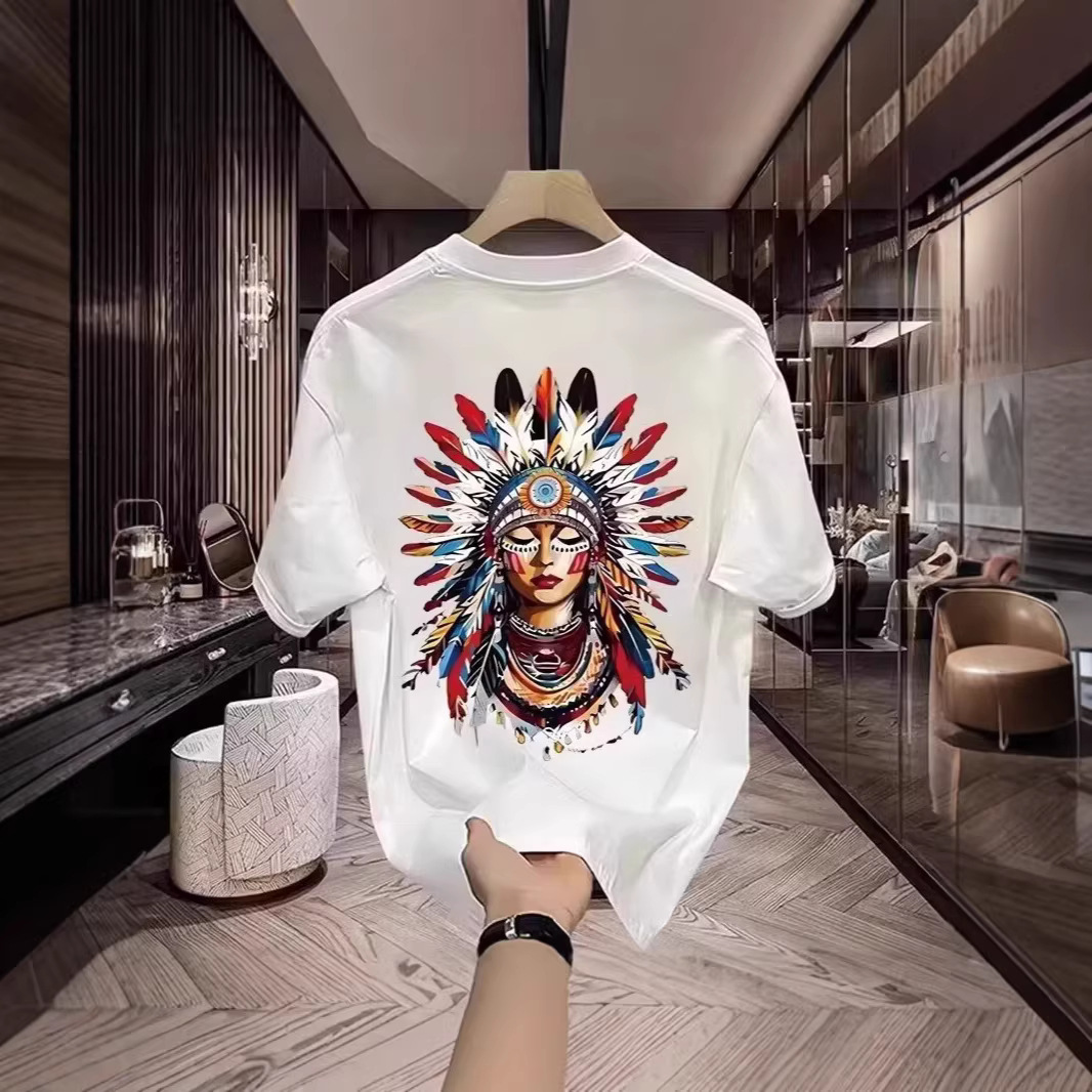 Camiseta unisex retro con estampado de plumas de jefe indio americano, manga corta, algodón grueso, corte holgado, moderna, para hombre, en blanco y negro._voghion.com