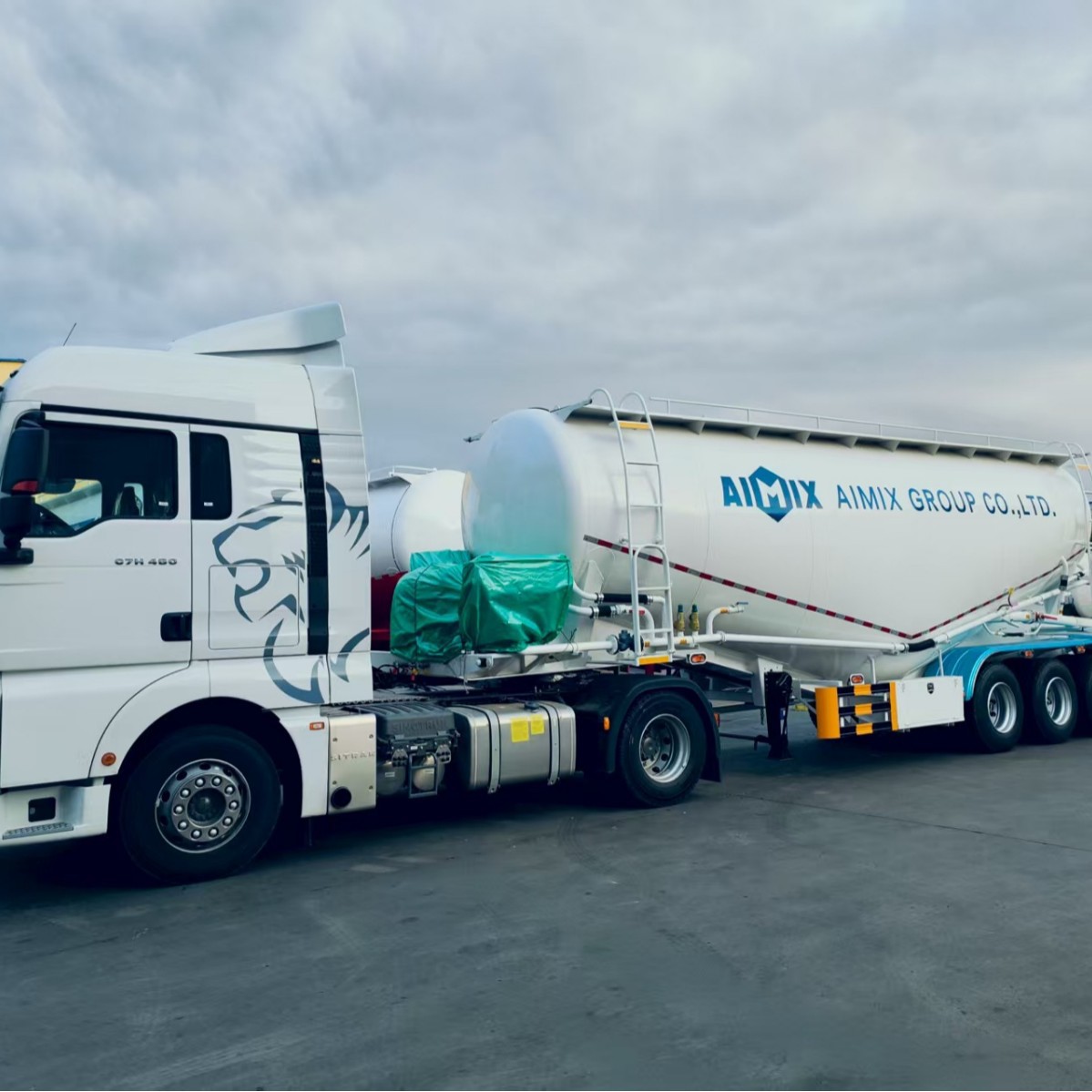 Cross-Border Powder and Granular Material Semi-Trailer 4-Axle Fly Ash Semi-Trailer Bulk Cement Tank Truck Semi-Trailer Powder Tank Truck
