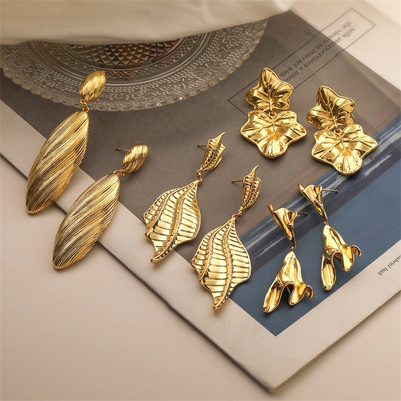 Europa y los Estados Unidos transfronterizos 18K metal de moda fría vientos de alta sensación pendientes de arce exagerados pendientes irregulares