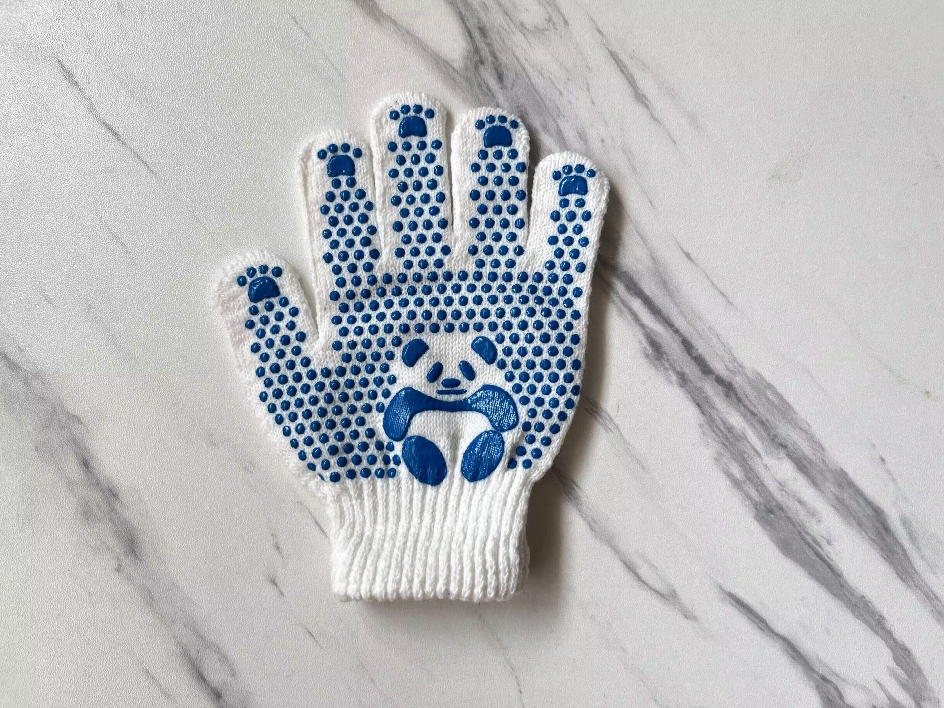 Un par de Pandas pequeños piden pegamento 3 - 6 años