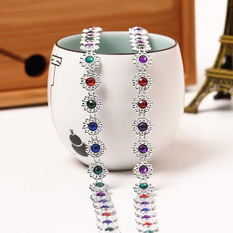 Taladro de presión de flor de ciruelo pequeño de una sola fila diamante de imitación de color AB diamante de alambre de galvanoplastia de protección del medio ambiente colorido cadena de perforación hueca de plástico accesorios de ropa