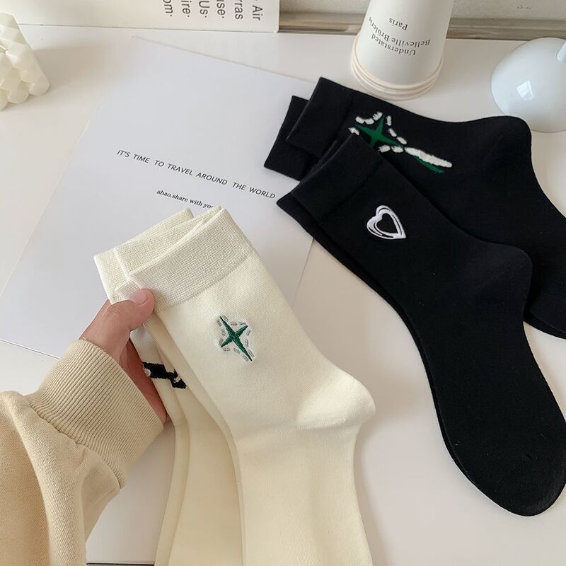 Cross-border spring-summer new women's socks, black and white embroidered heart design, personalized seamless stitching, trendy mid-calf socks Cross-border spring-summer new women's socks, black and white embroidered heart design, personalized seamless stitching, trendy mid-calf socks