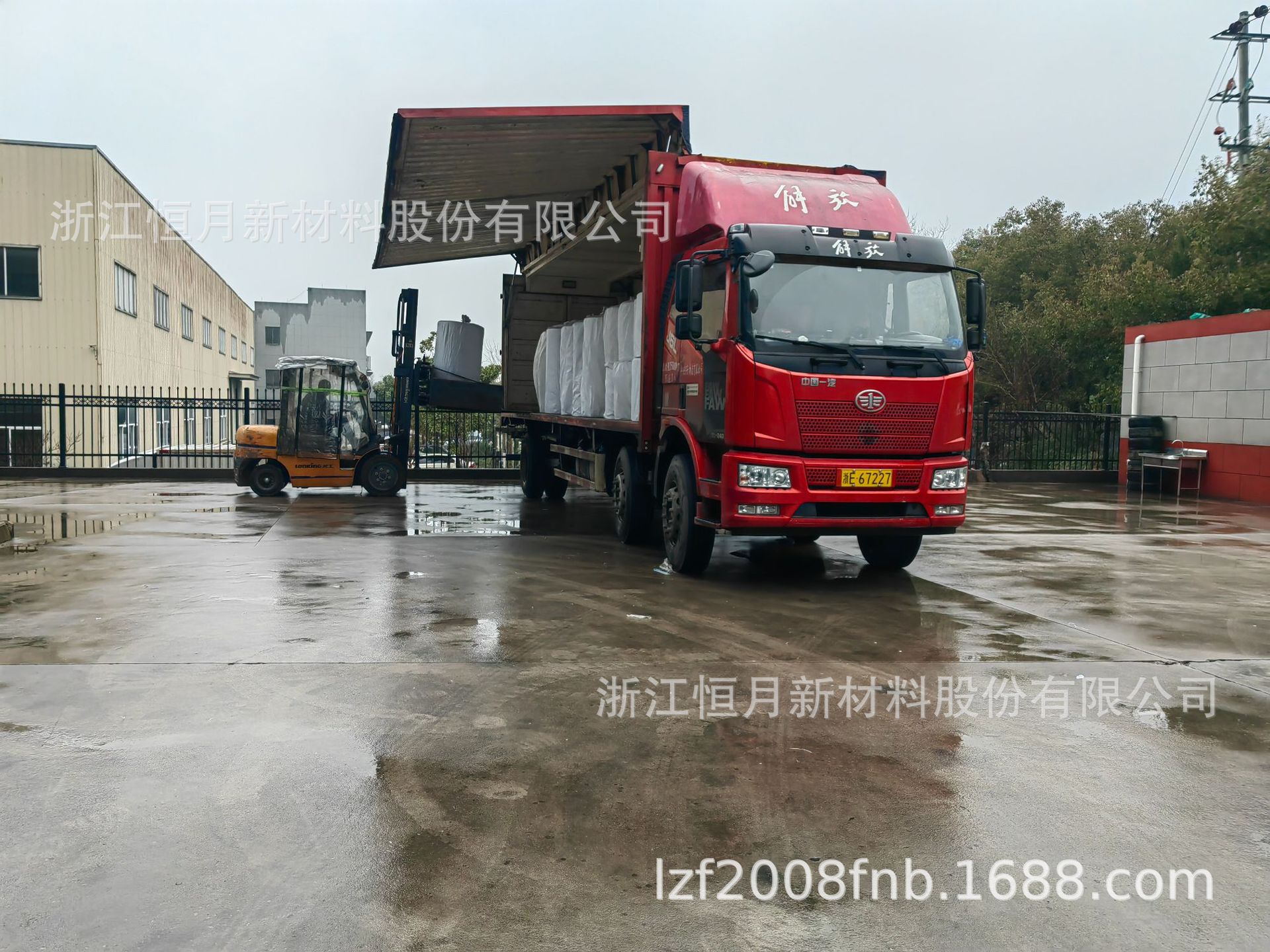 可以按照客户要求生产卫生巾尿不湿导流层打孔无纺布尿不湿面料