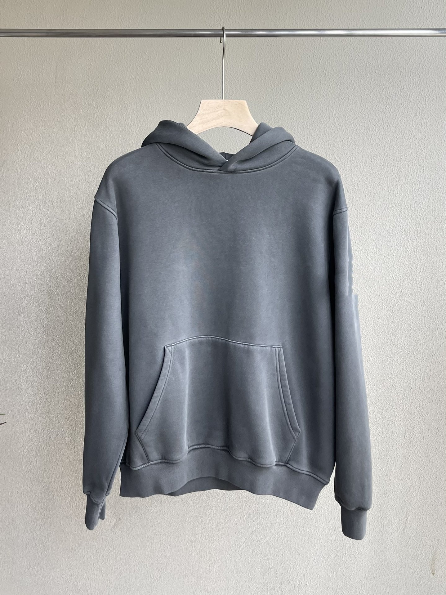 Suéter con capuchona de lana 23SS en otoño e invierno con camisa con capuchona