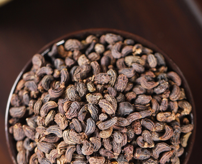 Morinda Root and Glossy Privet Fruit 120g Jar Dried Herbal Tea Blend for Daily Decoction in use