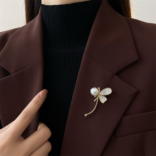 Internet celebrity butterfly anti-exposure buckle dragonfly bead brooch high-end collar pin women's suit temperament corsage pin accessories