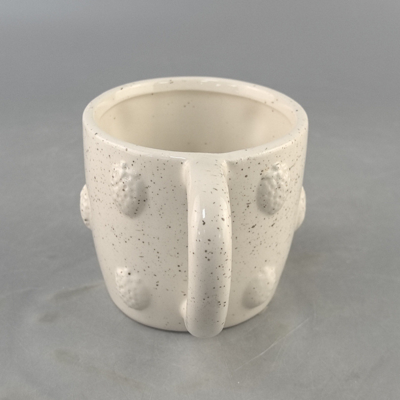 Cerámica creativa en relieve fresas puntos de pulverización tazas de alto valor facial inswind cerámica tazas hechas a mano artesanías de cerámica