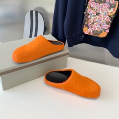 2024 新しいカップルキャンディーカラーのインターネットセレブの同じファッション包頭毛スリッパ女性のフラットカジュアル馬毛ハーフスリッパ紳士靴