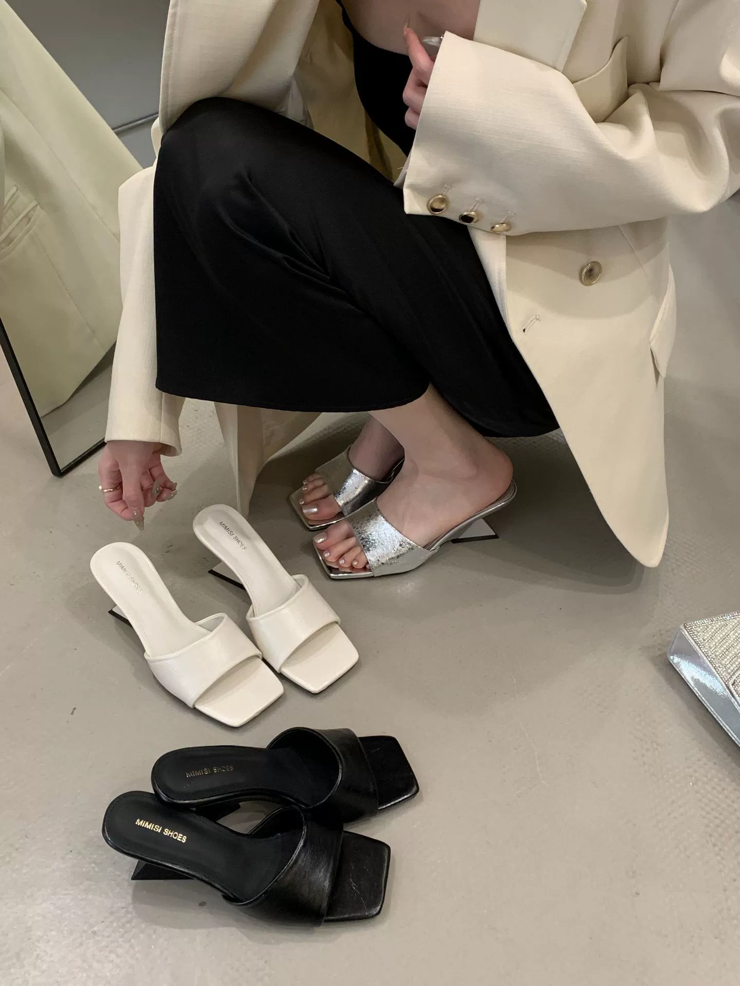 Французские сандалии на каблуках с наклоном белые квадратные туфли