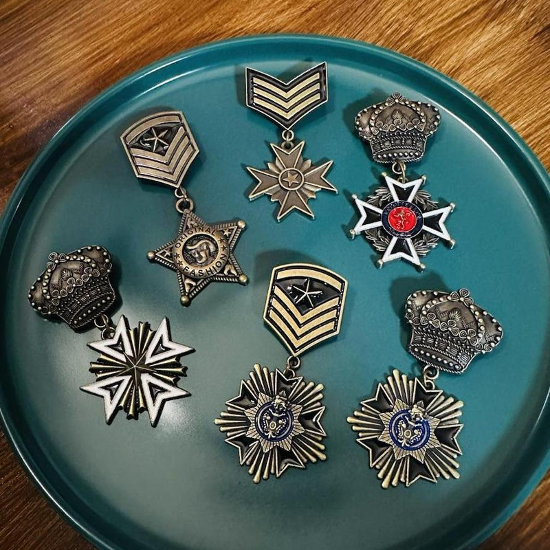 Qinggu do old military fan badge pin crown five-pointed star badge pin a generation of hair