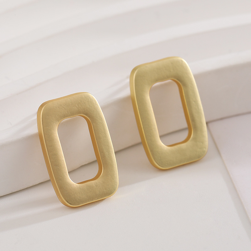 Pendientes geométricos metálicos europeos y americanos para mujer nuevo estilo frío pendientes de alta gama Pendientes de temperamento simple al por mayor en stock
