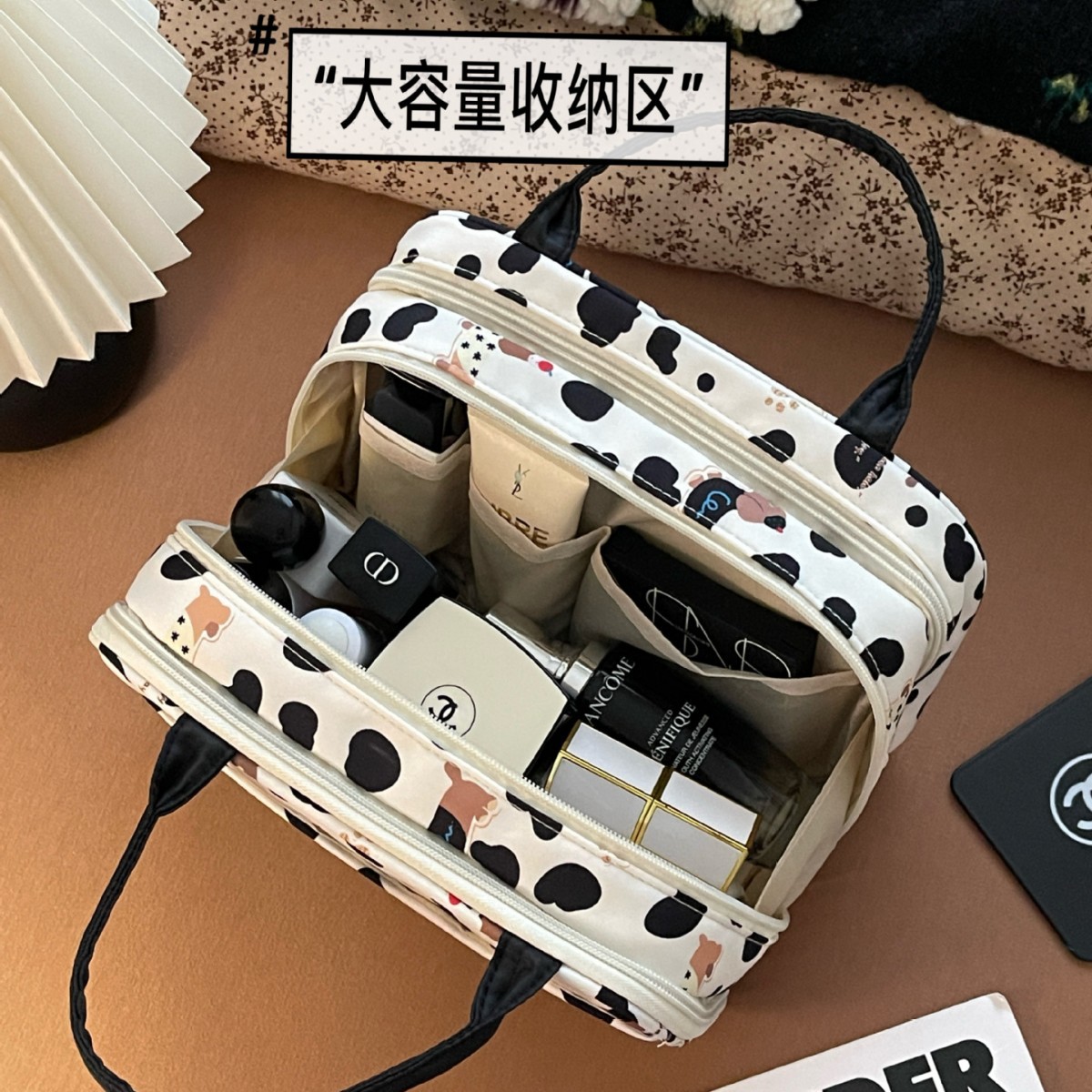 Bonita salchicha cachorro bolsa de maquillaje de gran capacidad de turismo para productos de cuidado de la piel bolsa de almacenamiento de tres capas bolsa de lavado portátil