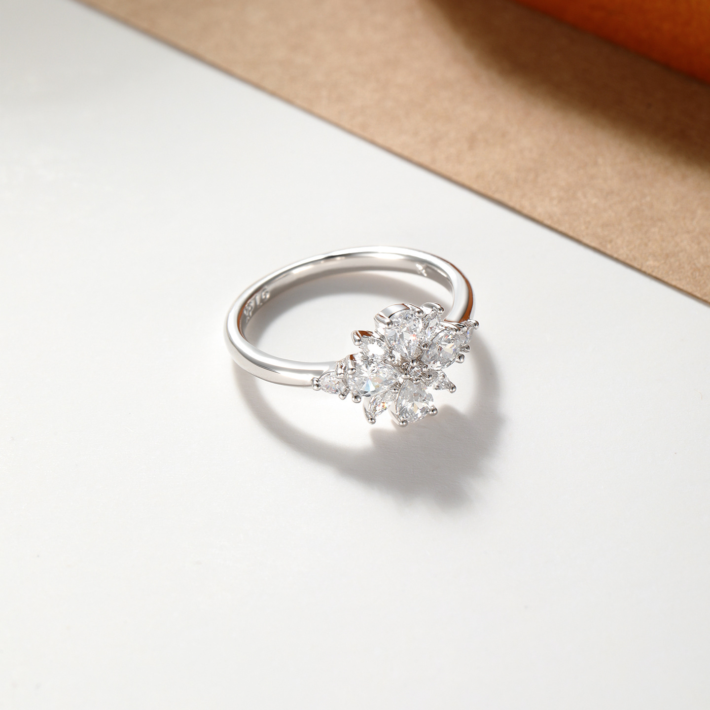 Xuping temperamento elegante anillo de flor simple incrustado zircon anillo de aleación de cobre nicho diseño dulce joyería