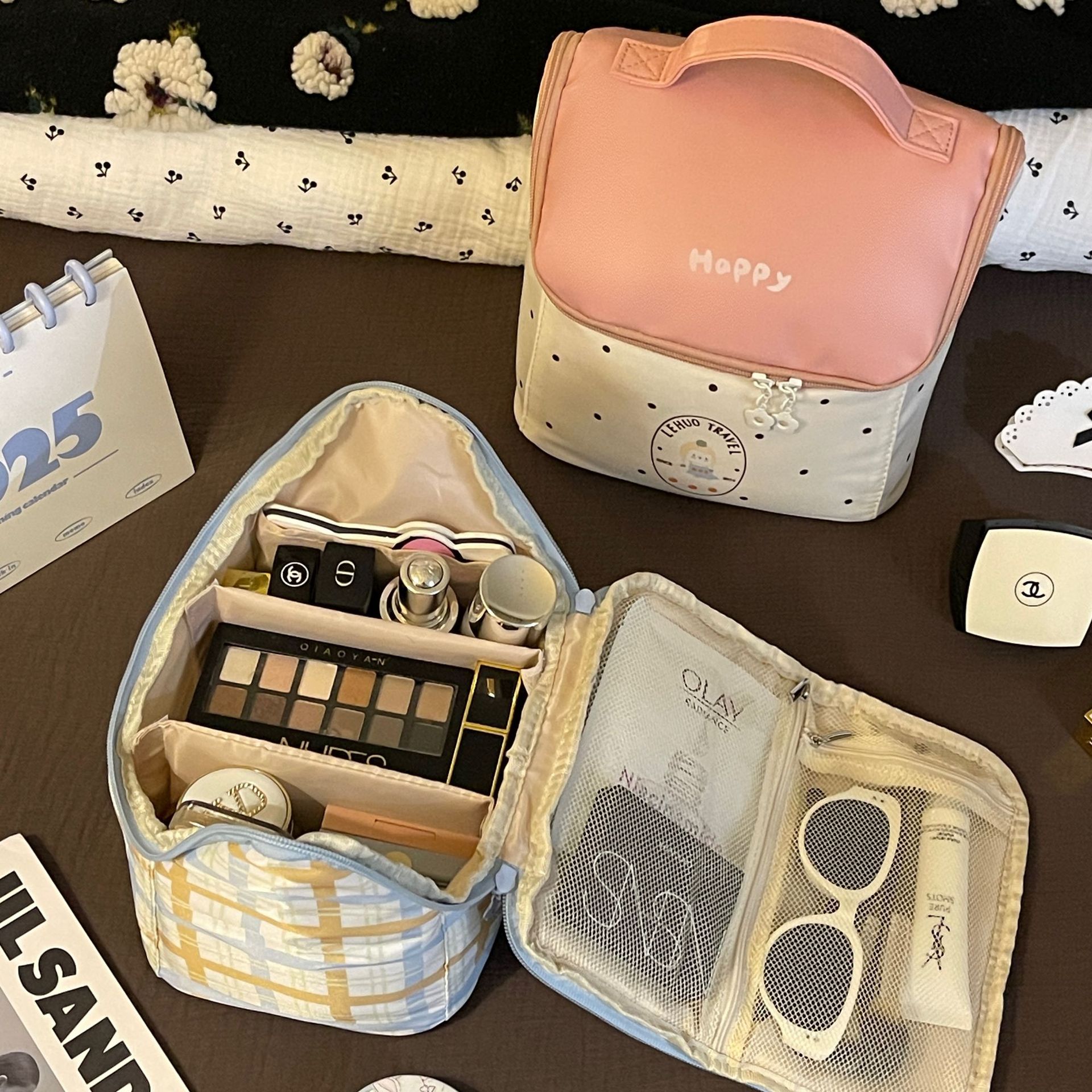 2025 nueva linda casa pequeña bolsa de maquillaje de alta gama de dopamina de gran capacidad bolsa portátil de almacenamiento red división