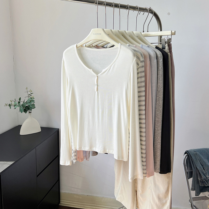 Lightweight and Breathable Tencel Modal Small V-Neck Knit Top for Women, Made of Mulberry Silk and Wool, Long-Sleeve T-Shirt with Sun Protection and Buttons Lightweight and Breathable Tencel Modal Small V-Neck Knit Top for Women, Made of Mulberry Silk and Wool, Long-Sleeve T-Shirt with Sun Protection and Buttons