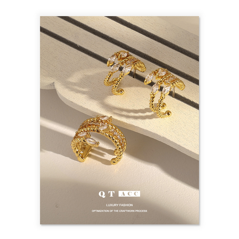 Bronce chapado en oro real 18K retro lujo ligero estilo de zircón incrustado pendientes de torsión de múltiples capas clip de hueso de orejas mujeres image 2