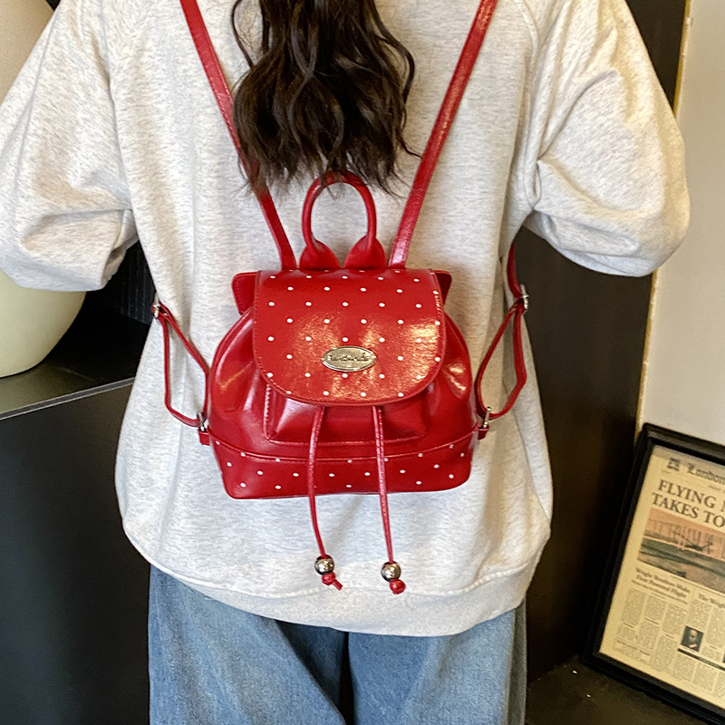2026 nueva mochila infantil de moda coreana pequeña mochila de viento fragrante punto de onda de aire extranjero para niños y niñas mochila de cuerda de la moda