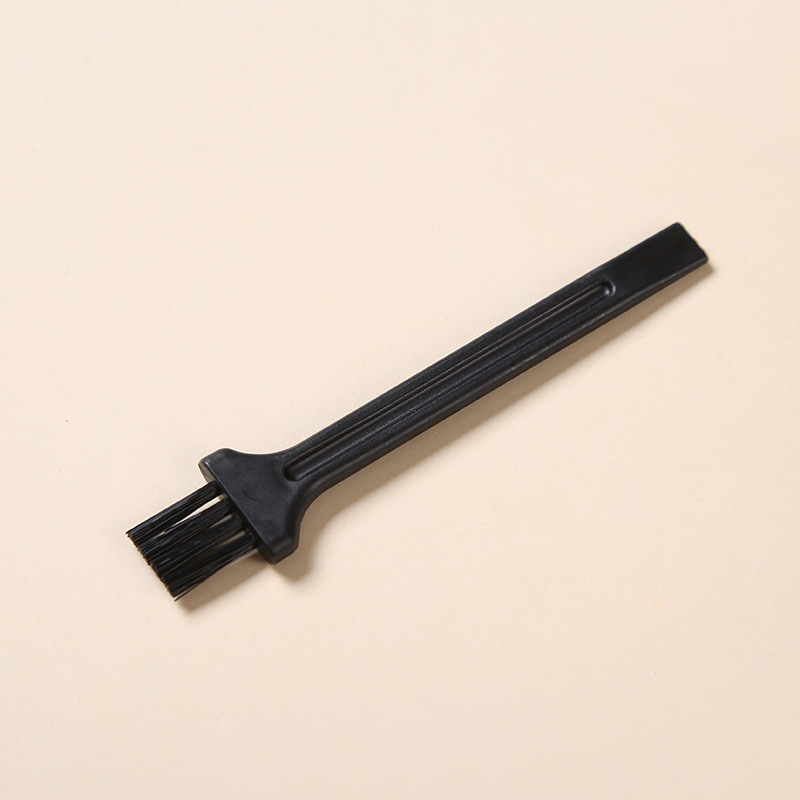손잡이가 긴 검정색 청소용 브러시