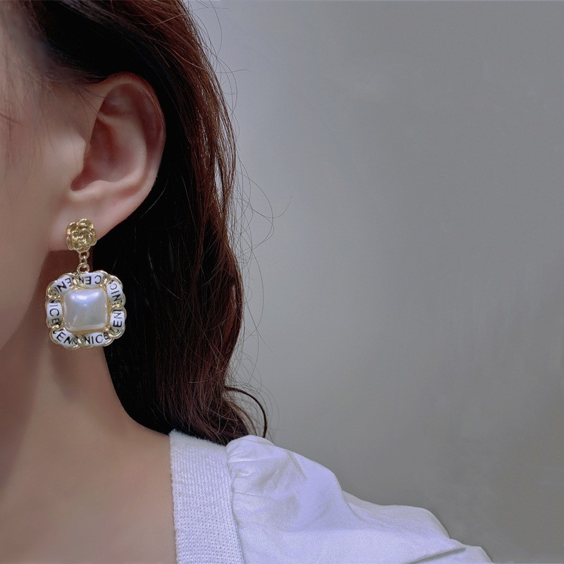 Korean New Flower Geometric Earrings Fashion Niche Light Luxury Earrings display picture 4