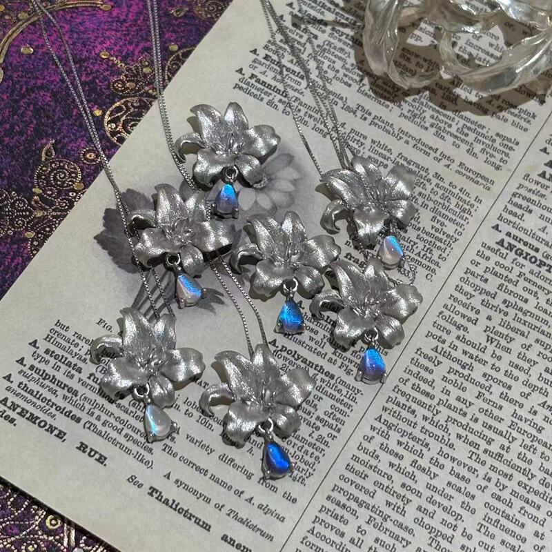 Cool and Elegant Silver Brushed Flower Necklace with Water Drop Pendant, Niche Gentle and Delicate Klein Blue Lily Flower Choker Cool and Elegant Silver Brushed Flower Necklace with Water Drop Pendant, Niche Gentle and Delicate Klein Blue Lily Flower Choker