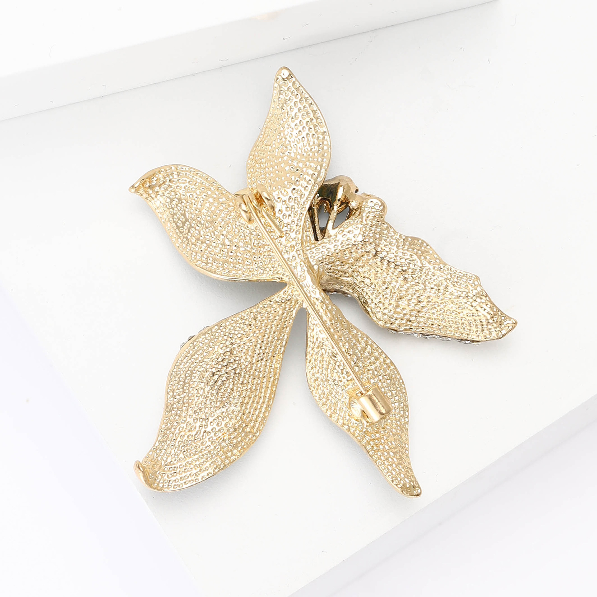 European and American atmosphere alloy enamel iris flower brooch fashion temperament ladies suit coat corsage jewelry pin