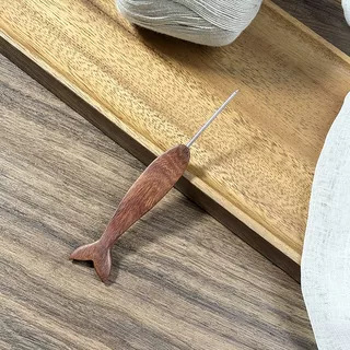 Little whale red sandalwood total length 12cm