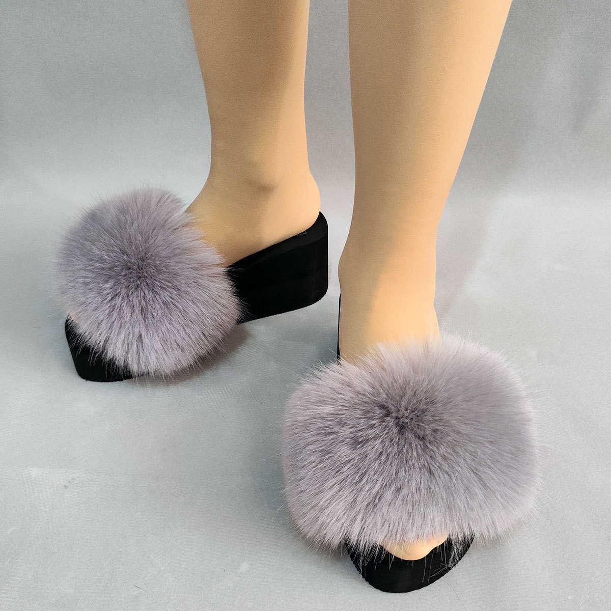 Estilo explosivo, aumento de las celebridades de Internet para el hogar, el mismo estilo, piel de zorro, todo fósforo, antideslizante, zapatillas de una palabra con fondo de bizcocho femenino de moda