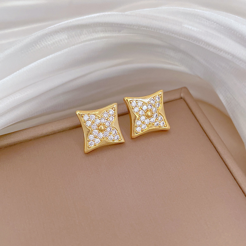 【 Titanium Steel 】 Necklace and earring set, light luxury diamond-shaped four-leaf flower full diamond, personalized and elegant banquet earrings and necklace set pic 13
