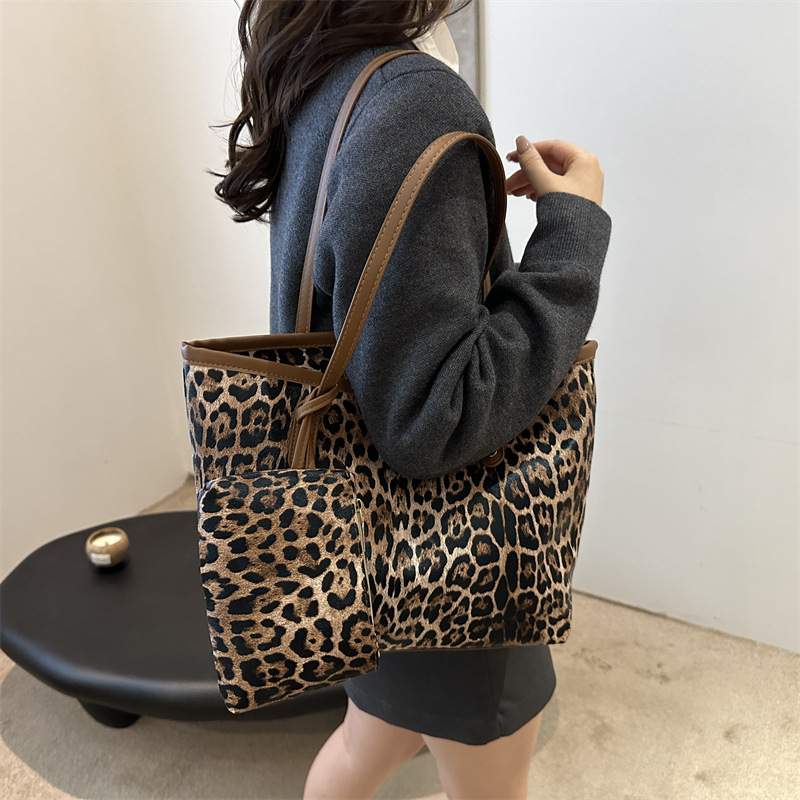 Gran capacidad de aire extranjero 2024 moda nueva personalidad leopardo casual bolso de otoño relajado bolso de hombro