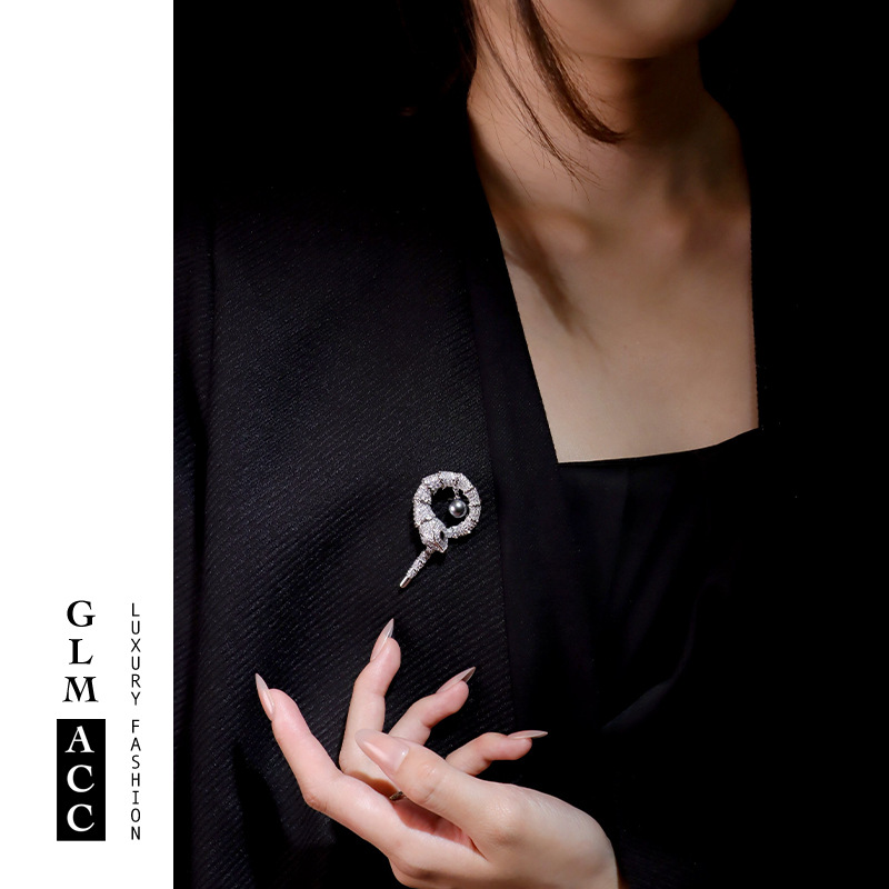 2026 Japanese-Style Fashion Zodiac Snake Brooch for Women, Copper Gold-Plated Zircon Animal Pin, Pearl Brooch