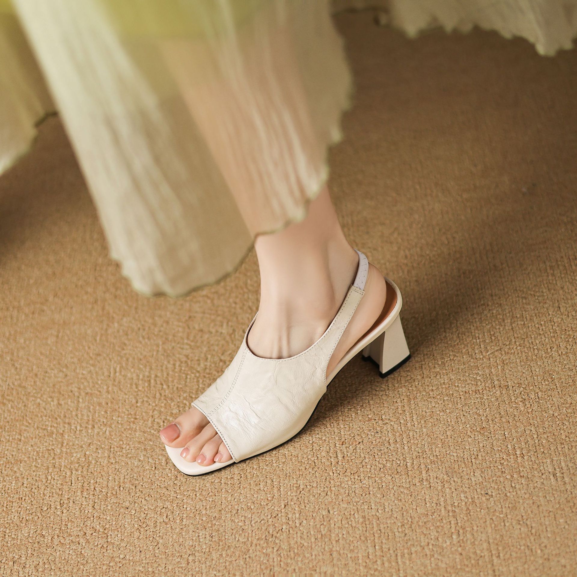 Gạo trắng và cao 7 cm.
