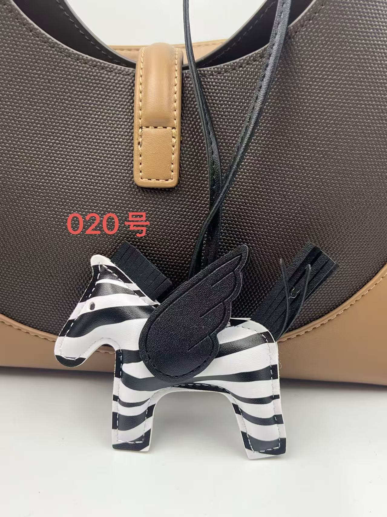 Colgante de bolsos Pegasus Mini Colgante de bolsos de estilo simple llaver de cuero image 25
