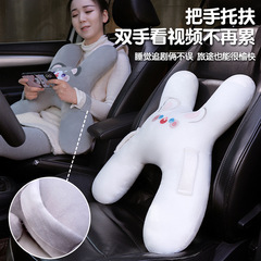 車の子供の枕の首の枕の後ろの列は枕を抱いて長距離の自分で運転して必ず車に乗って寝ます神器の自動車の上で枕に寄りかかります。
