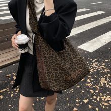 褶皱抽绳包包女2025新款小众复古豹纹单肩包大容量学院通勤托特包