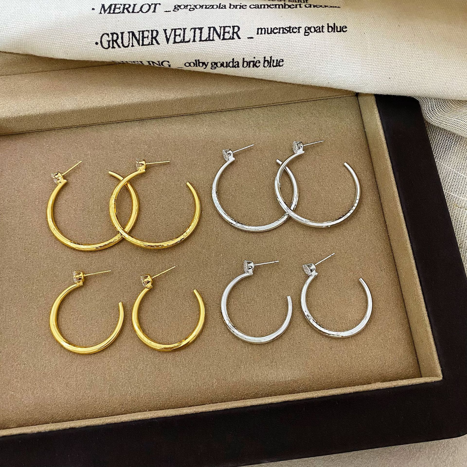 Copper plated with real gold, European and American high-end style, diamond-embellished textured C-shaped hoop earrings, new personalized fashion earrings for women, trendy ear accessories