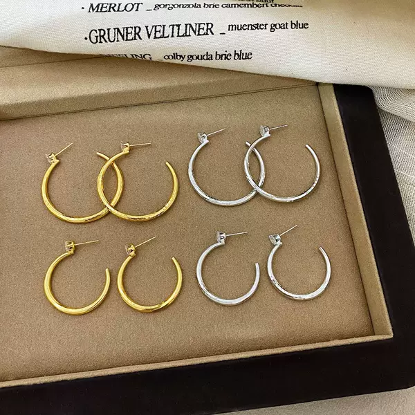 Copper plated with real gold, European and American high-end style, diamond-embellished textured C-shaped hoop earrings, new personalized fashion earrings for women, trendy ear accessories