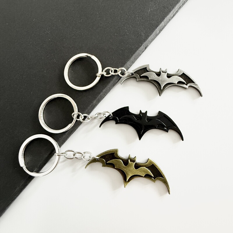 Film and Television Peripherals Batman Bat Dart Alloy Jewelry Keychain Creative Bat Pendant Halloween Small Gift