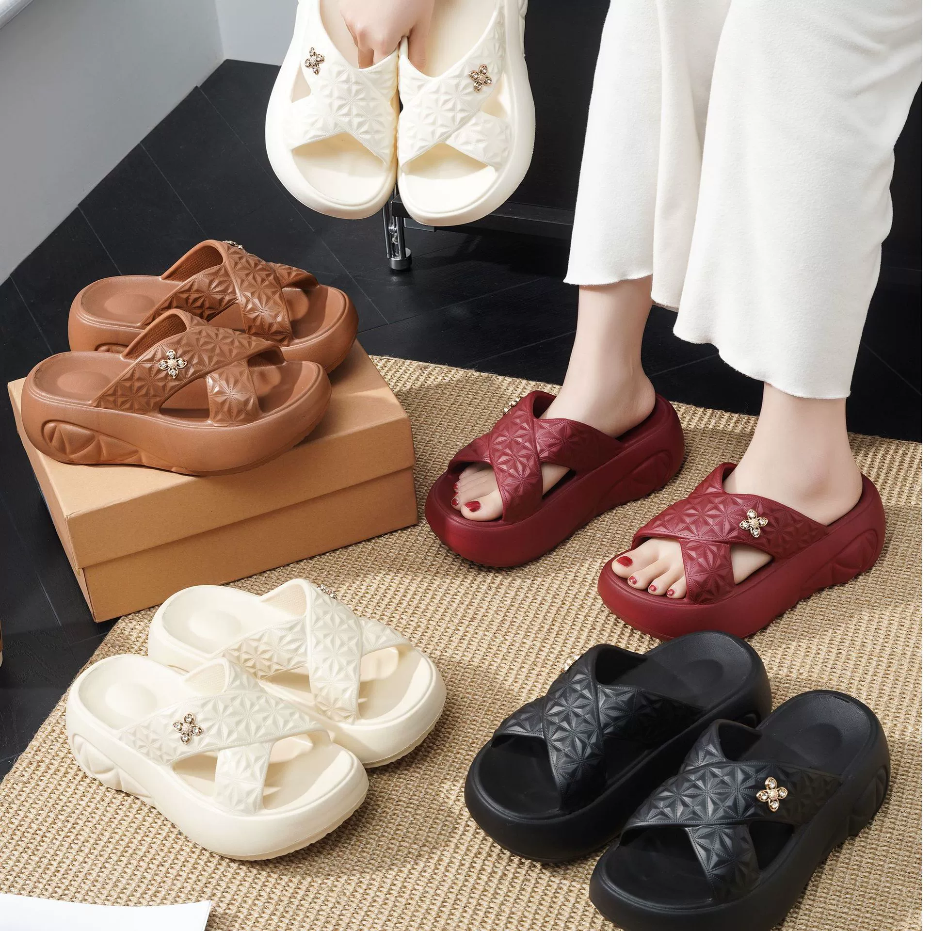 Женские тапочки на толстой подошве, увеличивающие рост, новые модные тапочки на толстой подошве, увеличивающие рост, пляжные домашние нескользящие сандалии на мягкой подошве с защитой от запаха.