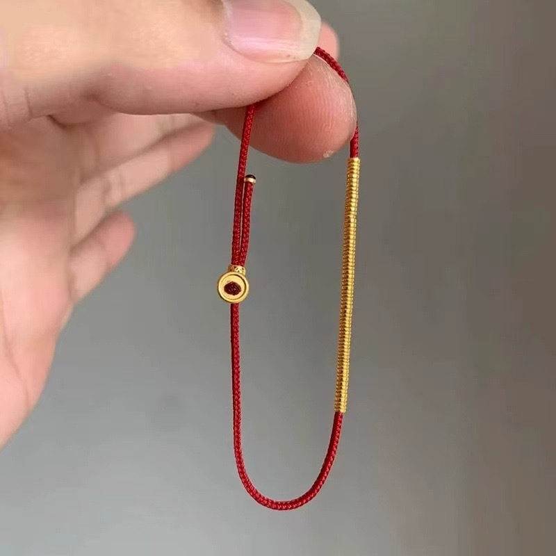 Wang Xingyue's Xizang-style coiled red rope bracelet with artistic style simple and exquisite Nafu hand jewelry Wang Xingyue's Xizang-style coiled red rope bracelet with artistic style simple and exquisite Nafu hand jewelry