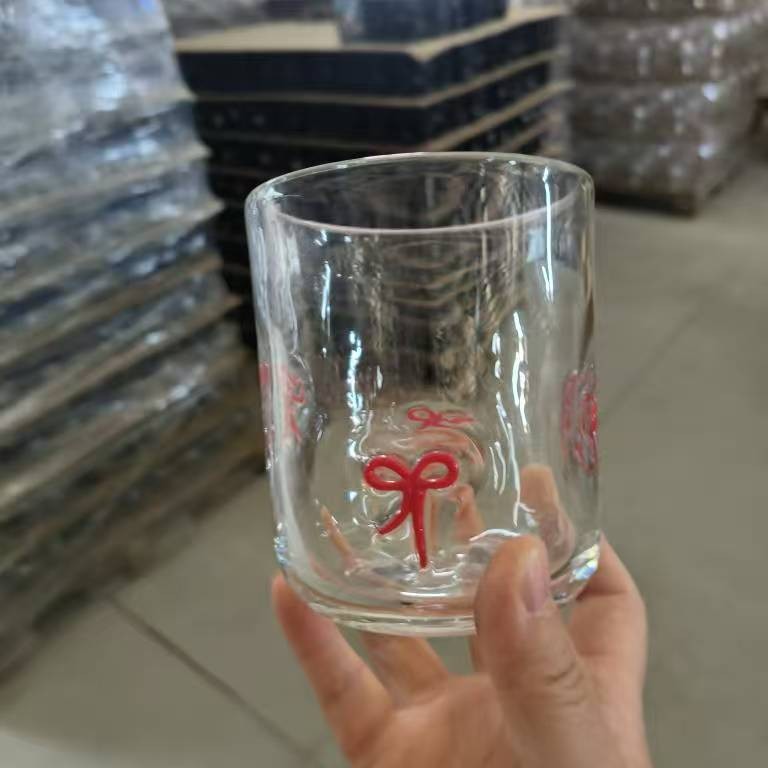 빨간 리본 패치는 맞춤 제작이 필요합니다.