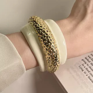 欧米のファッションの黒い金のブレスレットのフランスの小さい大衆の設計のエナメルの釉薬の広い版は誇張して高級感のおしゃれなブレスレットを感じます。|undefined