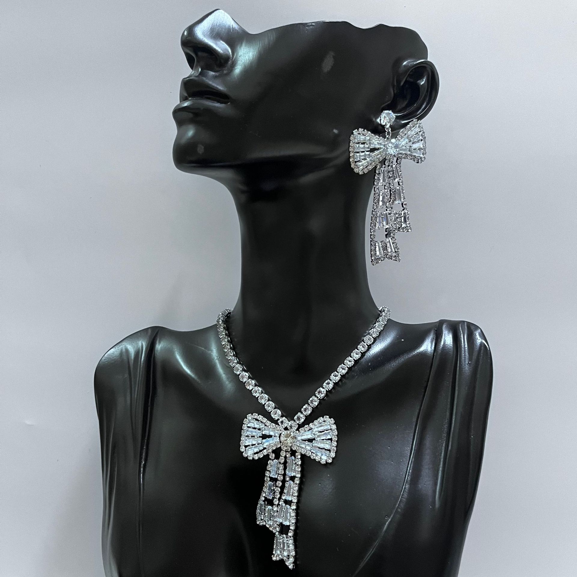 Full Diamond Bow Pendant Necklace Simple Elegant Rhinestone Torque_voghion.com