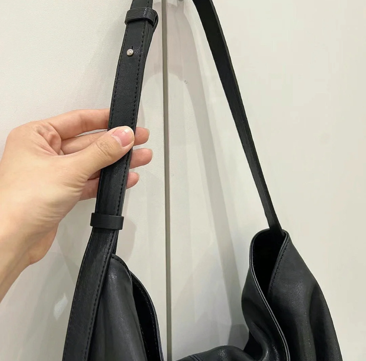 Borsa a tracolla grande in pelle di nicchia coreana con superficie stropicciata_voghion.com