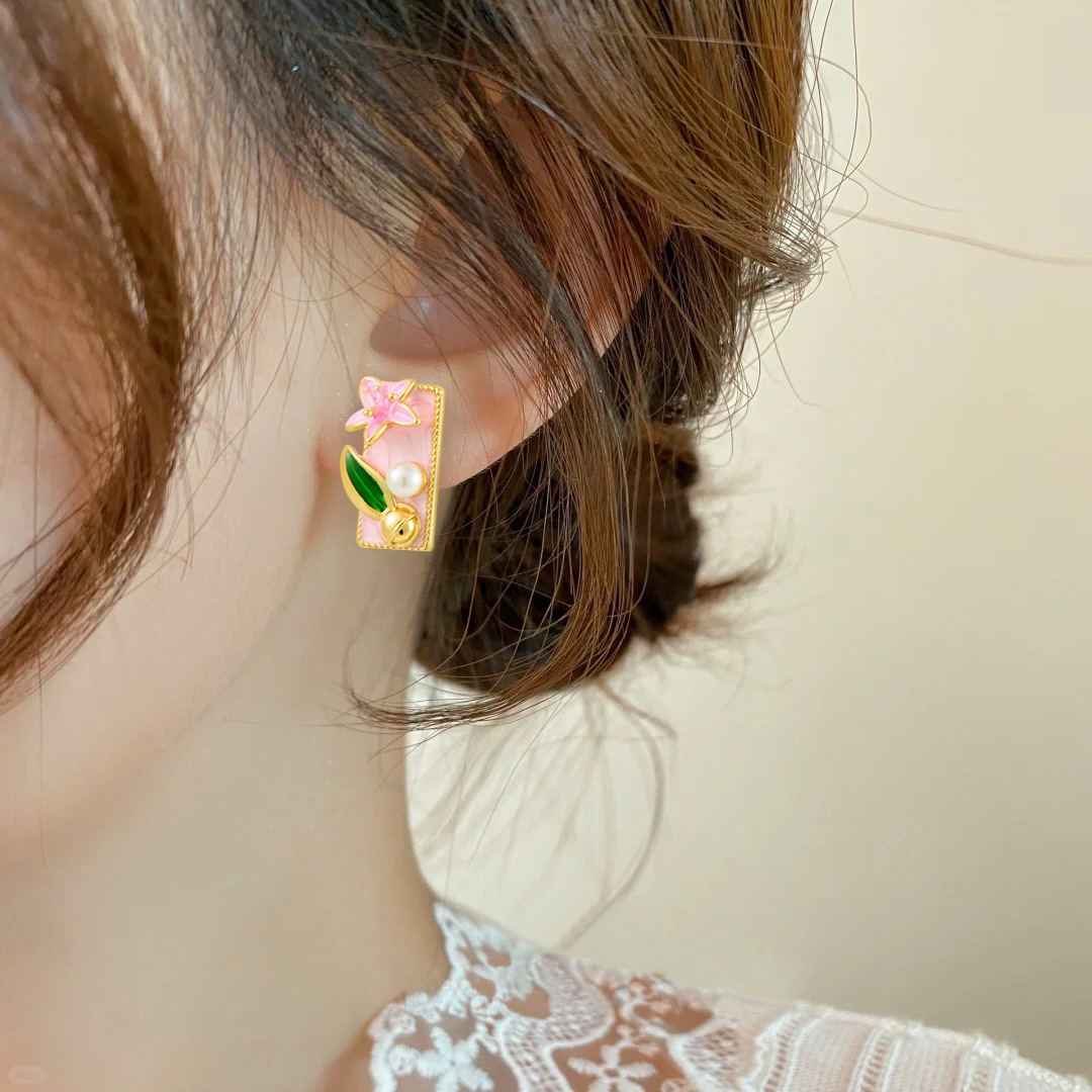 Pendientes de flores de aceite de gota de perlas con incrustaciones retro francesas transfronterizas, pendientes de flores pintadas de esmalte de alta calidad de lujo ligero