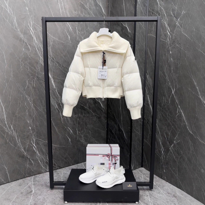 M brand's 2025 winter collection: a lightweight, minimalist, and stylish short down jacket with a large collar, designed to look like a two-piece outfit, and featuring a high-quality version from the Mong brand M brand's 2025 winter collection: a lightweight, minimalist, and stylish short down jacket with a large collar, designed to look like a two-piece outfit, and featuring a high-quality version from the Mong brand
