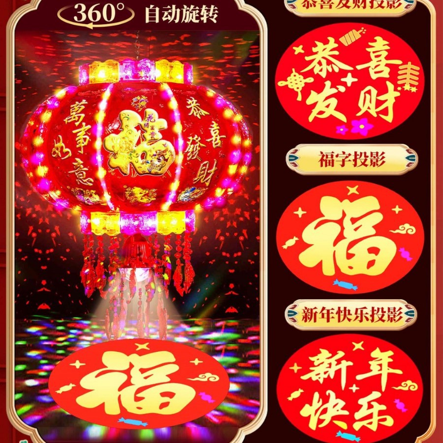 Nuevas linternas giratorias en la puerta de un par de linternas de caballo coloridas rojas para el Año Nuevo