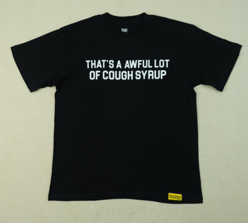それはとても多くの咳止めシロップを意味する「AWFUL LOT OF COUGH SYRUP」のシャツです。虹色の文字が入ったクロスボーダーのトレンドブランドの半袖メンズシャツです。|undefined