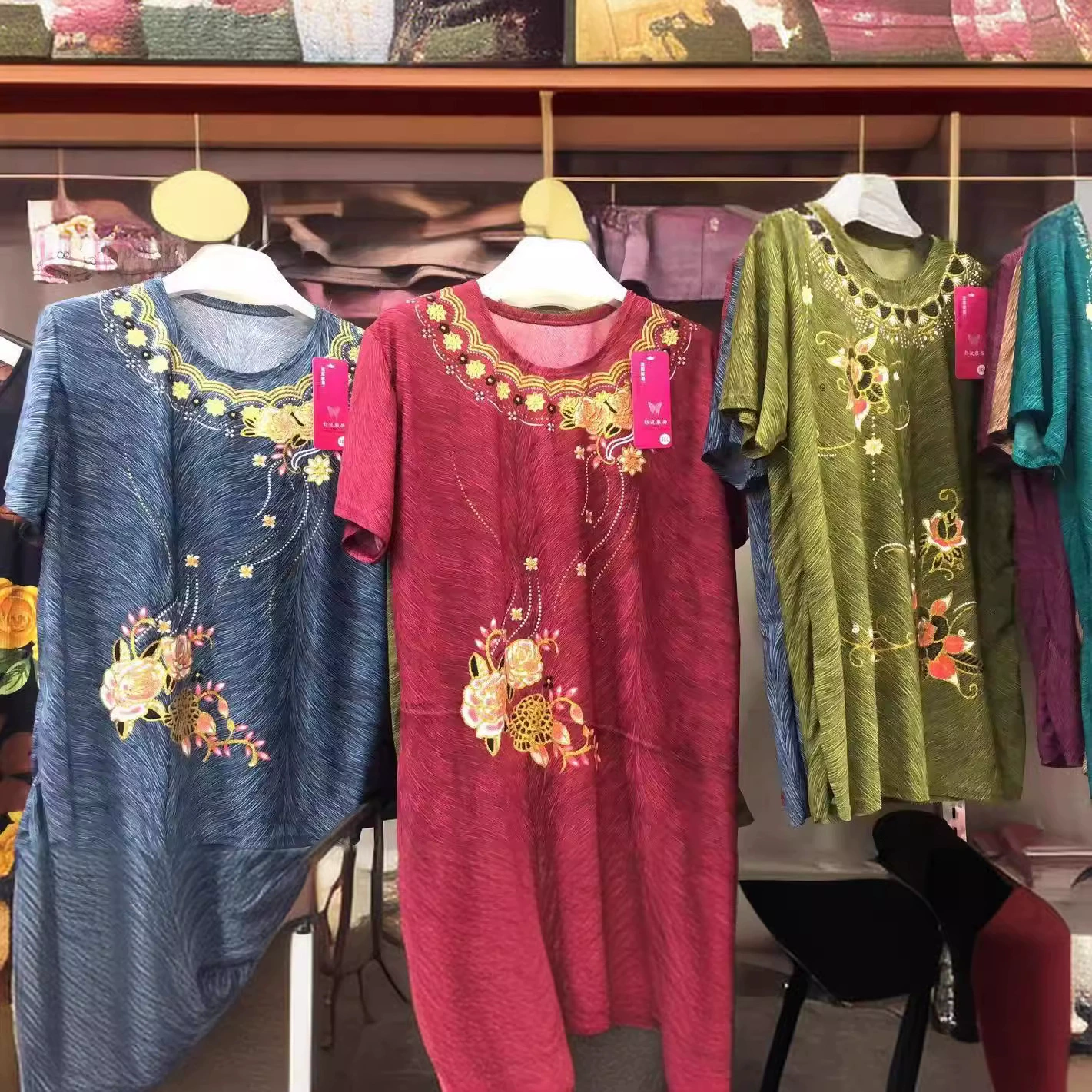 Special price for 5 yuan every day to sell clothes on the street stall, grandma wears fashionable tops, which is cheap. 9.9 yuan. Free shipping for one piece
